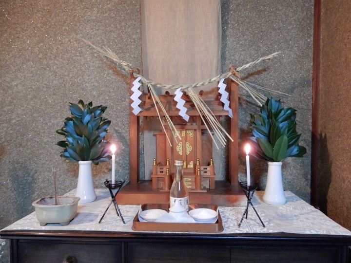 hさんの棚置き式神棚をアップで撮影した写真を用いて、心がけや注意点を紹介しています。