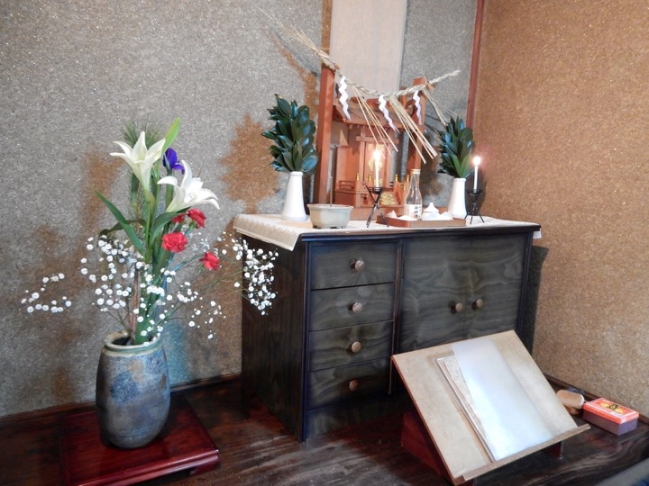 hさんの棚置き式神棚をサイドから撮影した写真を用いて、心がけや注意点を紹介しています。