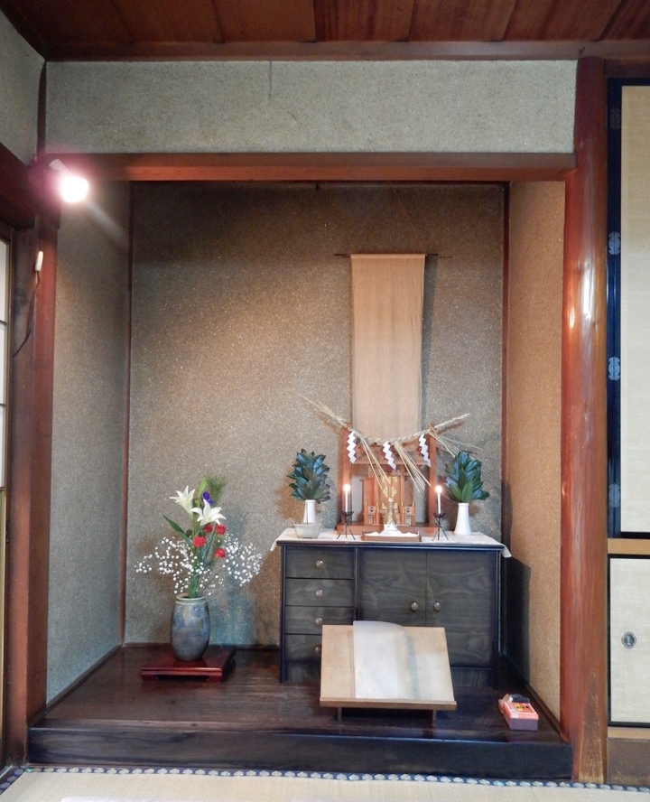 hさんの棚置き式神棚を引いて撮影した写真を用いて、心がけや注意点を紹介しています。