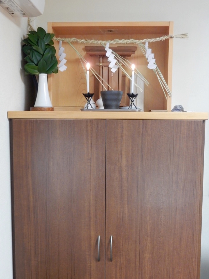 tさんの棚置き式神棚。棚の上にまつられた神棚と排気のための換気扇。