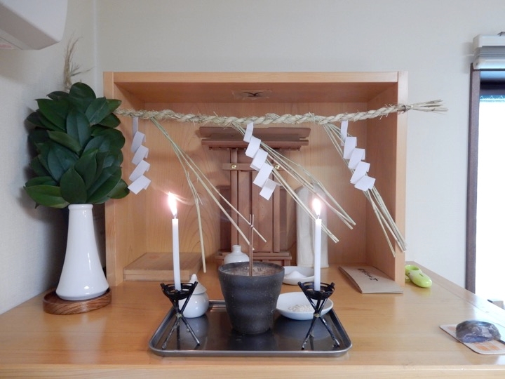 tさんの棚置き式神棚。棚の上にまつられた神棚のアップの写真。