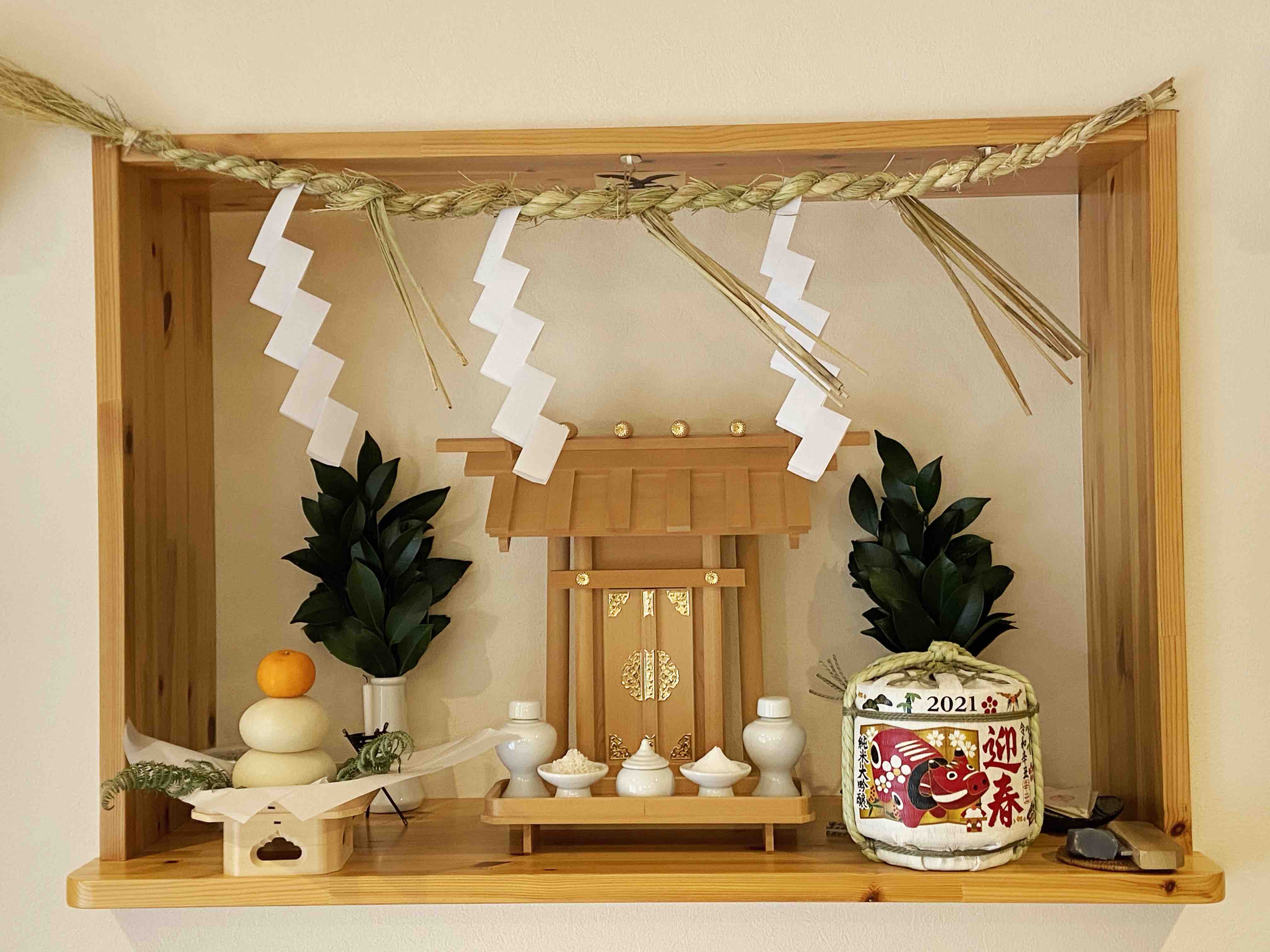 神棚、鏡餅、樽酒の写真