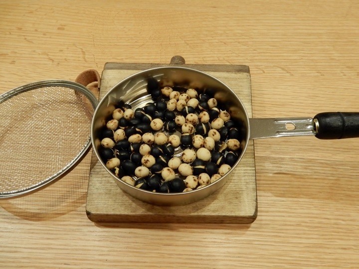 節分で頂いてきた、福徳を授かる白黒の豆を炒って頂いたことに関して紹介しています。