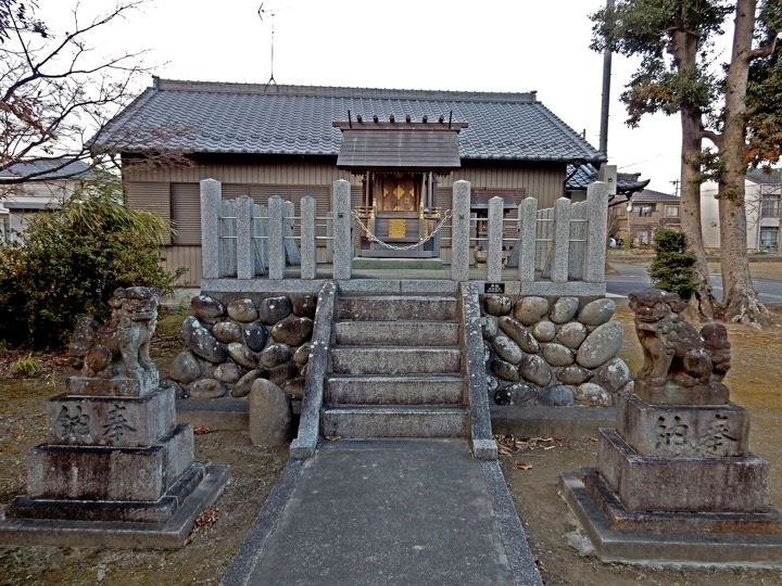 身近な神様として鎮守の神様を紹介する際のお社の写真を用いて、解説しています。