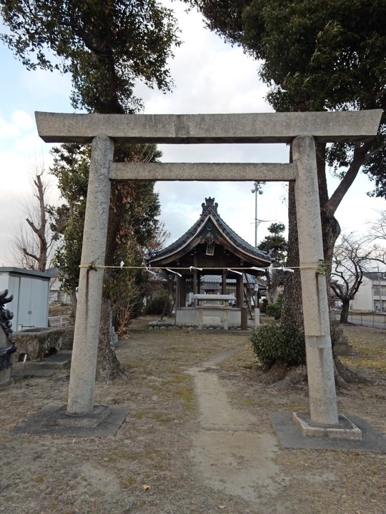 身近な神様の例として神社と鳥居の写真を用いて、鎮守の神様、荒神様、水神様を解説しています。